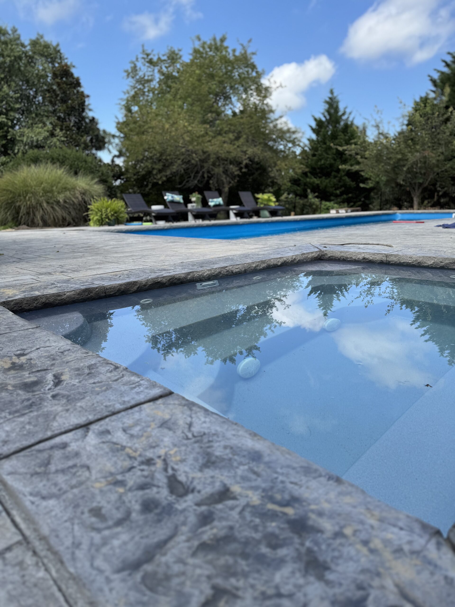Bayside Retreat – fiberglass pool with tanning ledge